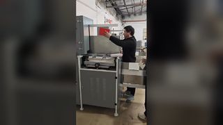 Halbautomatisches Abdeckgehäuse in der Maschine.