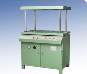 Die Zwei-Wege-Pressmaschine verwendet einen doppelten Hydraulikzylinder, um die Form des Gehäuses beizubehalten
